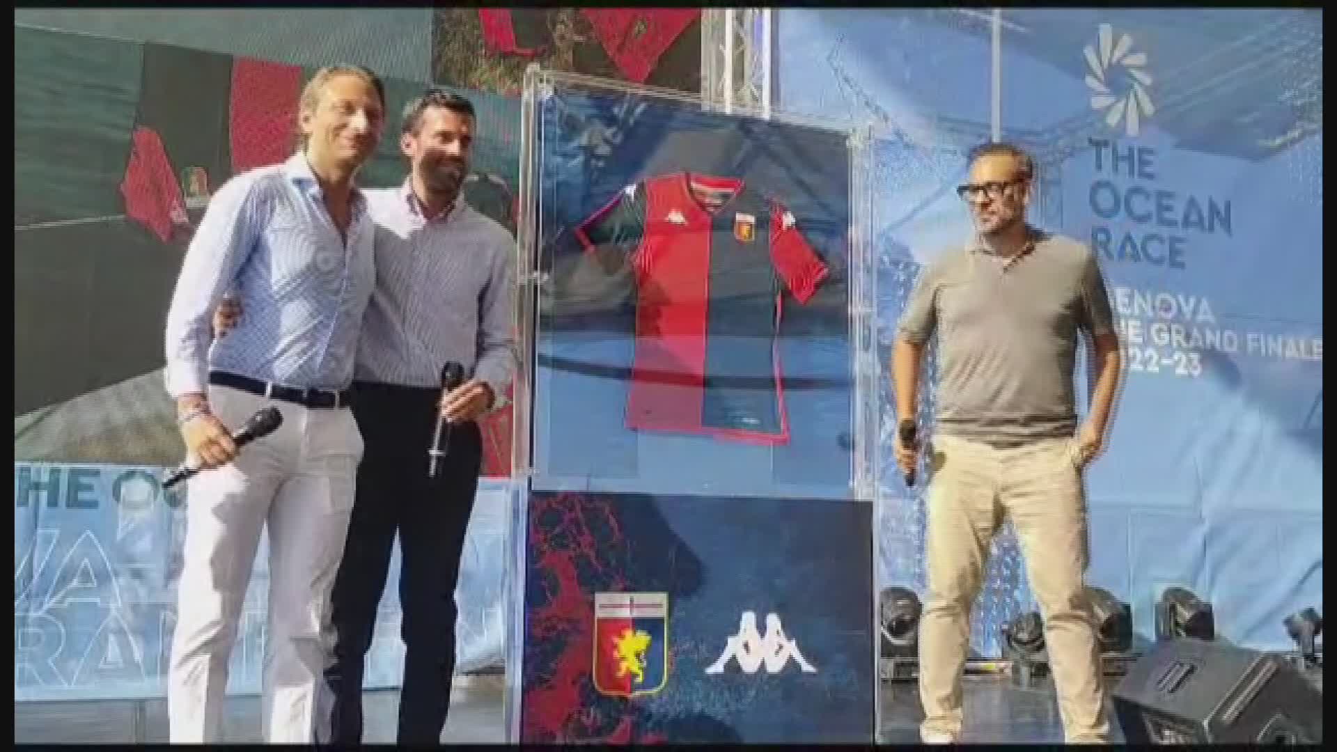 Genoa, ecco la nuova maglia: giù i veli al Waterfront, tifosi in delirio. Venerdì via agli abbonamenti