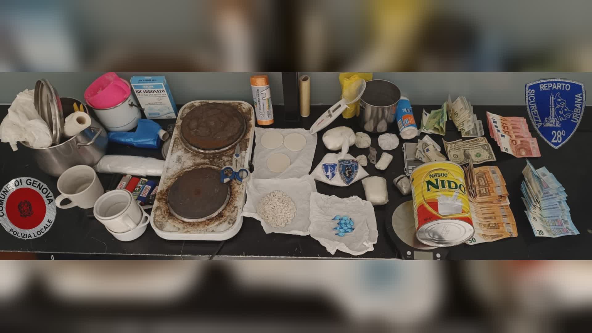 Genova: vede i vigili e scappa, rincorso e fermato con 89 ovuli di droga