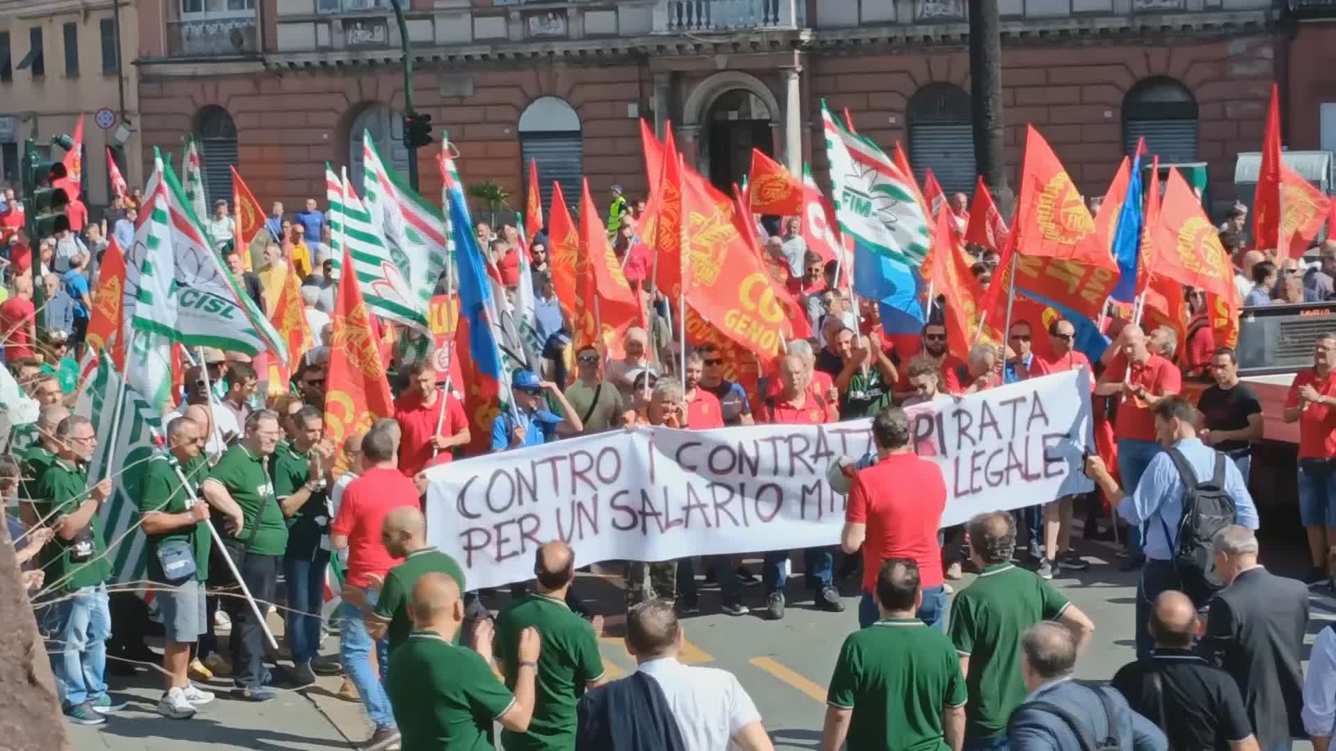 Genova, salario minimo e rilancio industriale: la protesta dei metalmeccanici