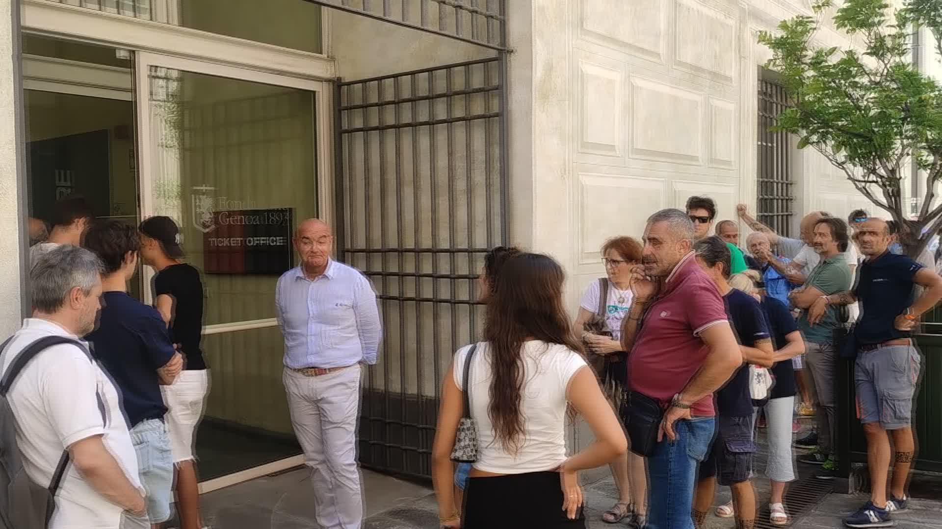 Genoa, tanti tifosi in coda per rinnovare l'abbonamento: "Ci aspettiamo una stagione 'bellissima'