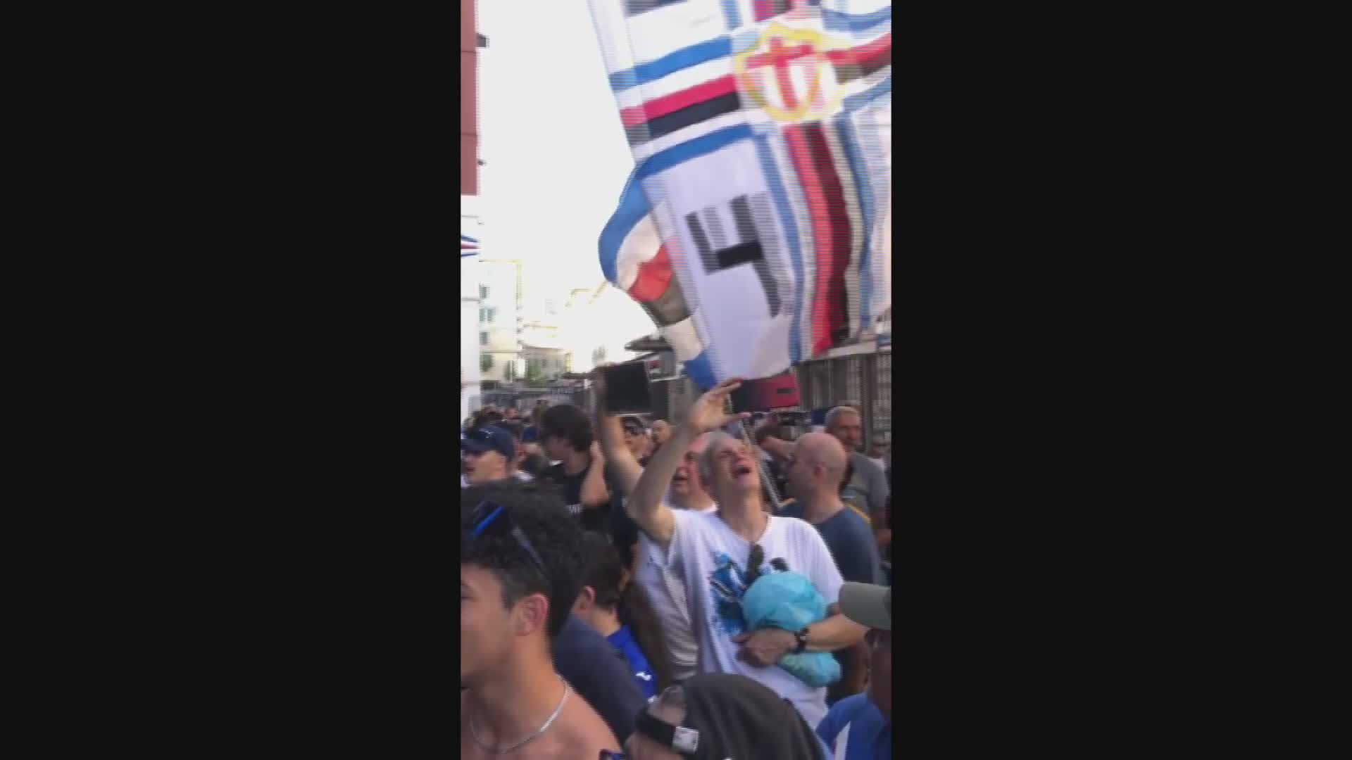 Sampdoria, i tifosi cantano sotto la Sud per ricordare Vialli nel giorno del suo compleanno