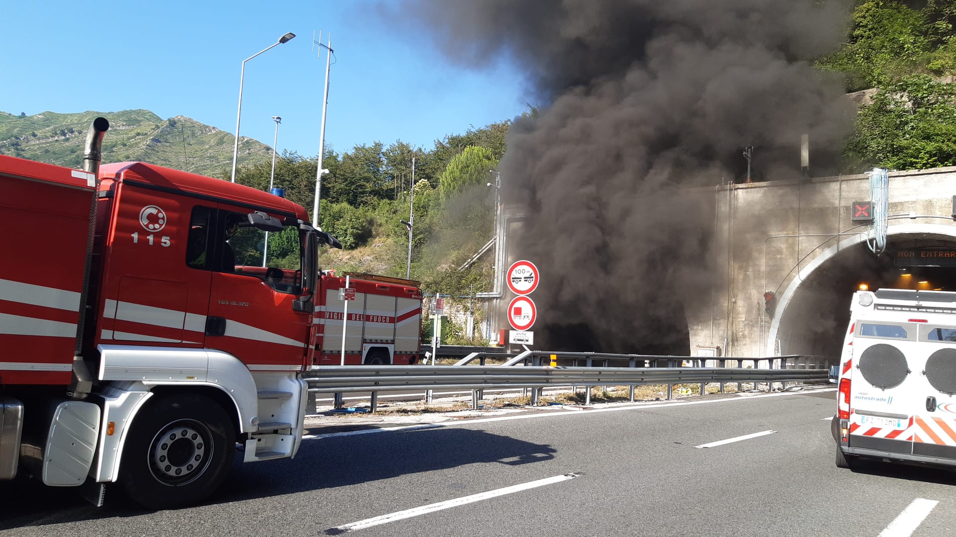 A fuoco pullman in galleria tra Recco e Genova Nervi, autostrada riaperta dopo 4 ore: 37 persone in ospedale, danni alla volta del tunnel