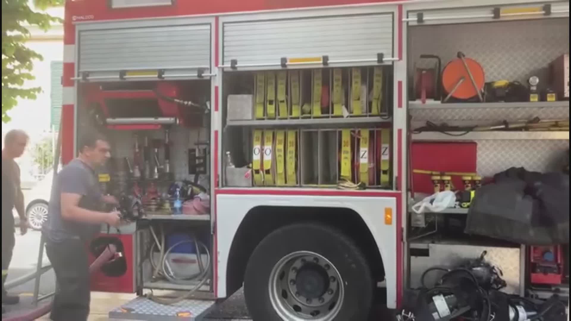Chiavari, a fuoco baracca vicino a una scuola: situazione sotto controllo