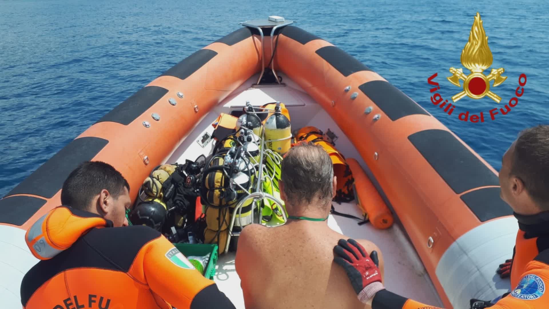 Fa il bagno al largo tra Cogoleto e Varazze: la corrente lo allontana dalla barca, salvato dai vigili del fuoco