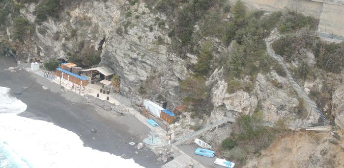 Bergeggi: risacca blocca bagnante tedesca in grotta, salvata da moto d'acqua