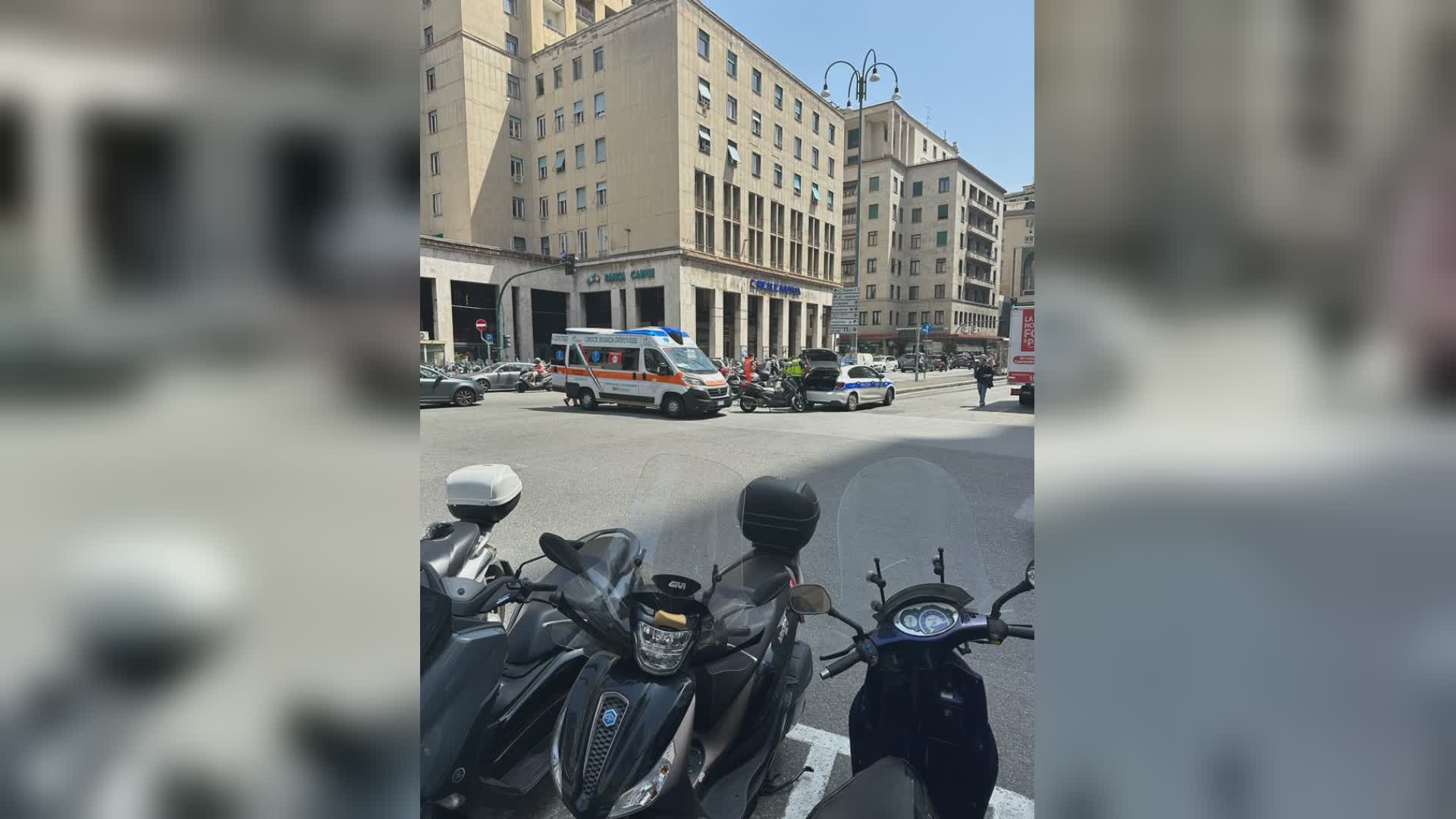 Genova: scontro fra due scooter in piazza Dante, disagi alla viabilità