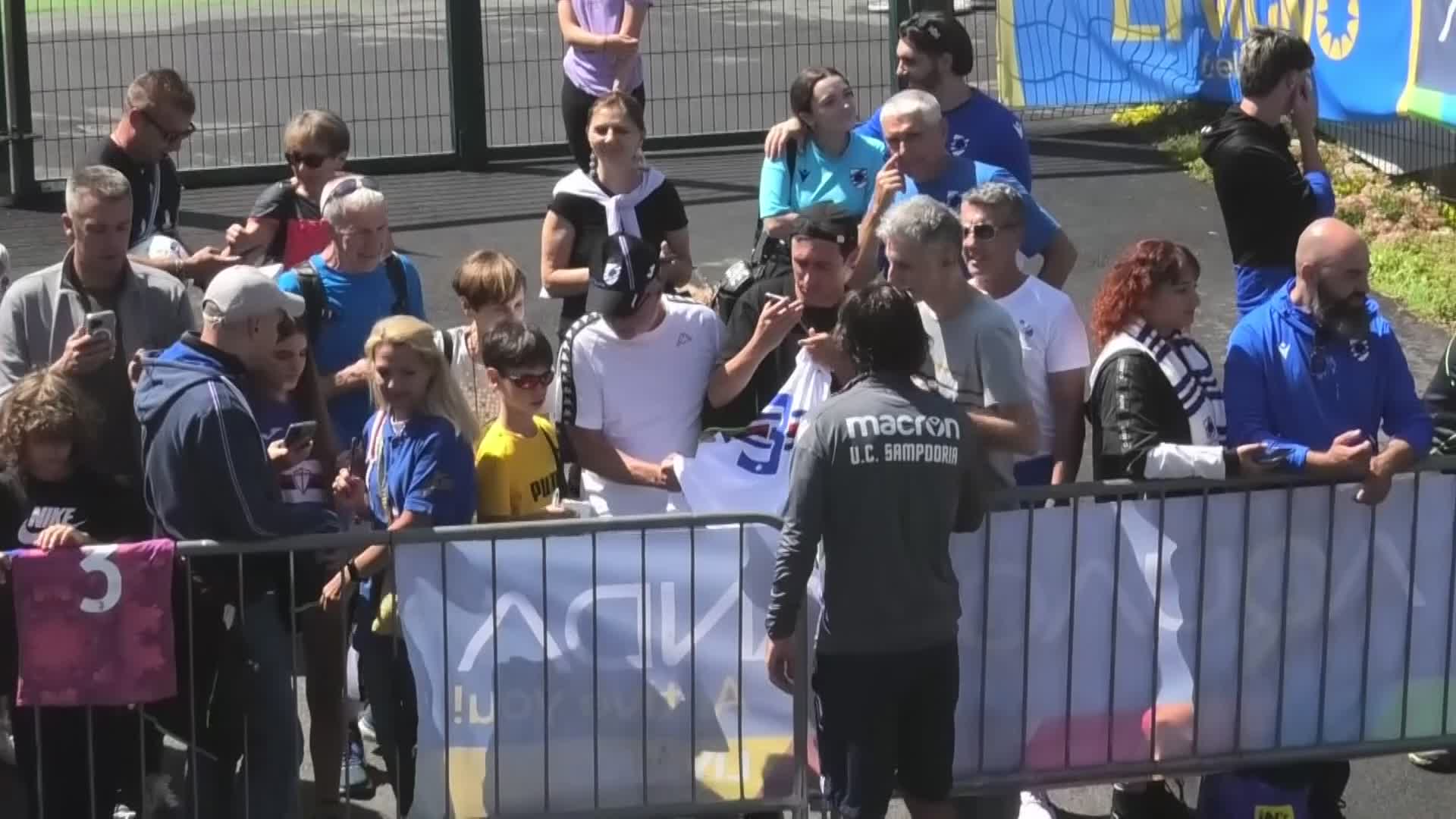 Sampdoria, bagno di folla e autografi: Pirlo e i giocatori in mezzo ai tifosi a Livigno