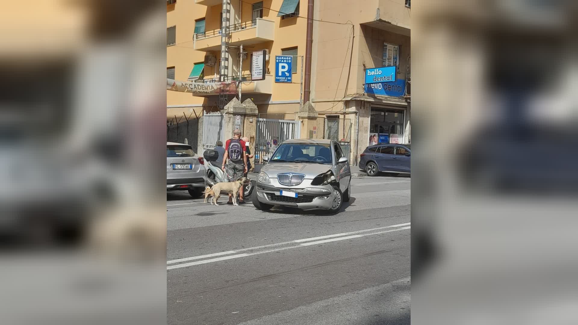 Genova, si schianta con la moto contro un'automobile e fugge: caccia al pirata della strada