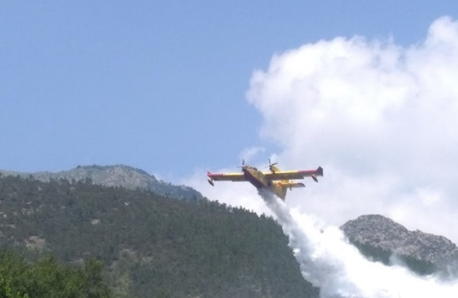 Sanremo: bruciano le alture di Verezzo, in azione elicotteri e canadair. Un rogo anche in valle Argentina