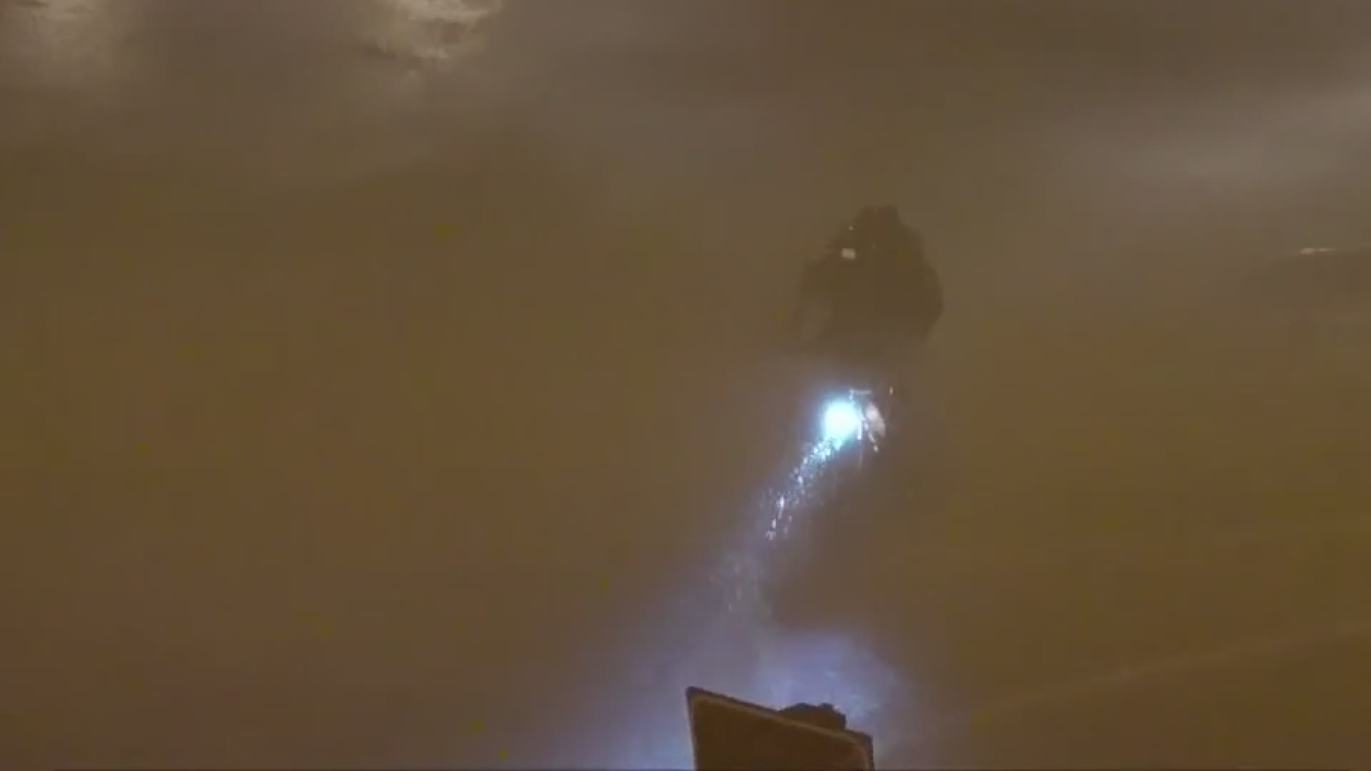 Genova, il rider del diluvio parla a Telenord: "Sono qui per lavorare. Quando piove si guadagna l'1,20 per cento in più"