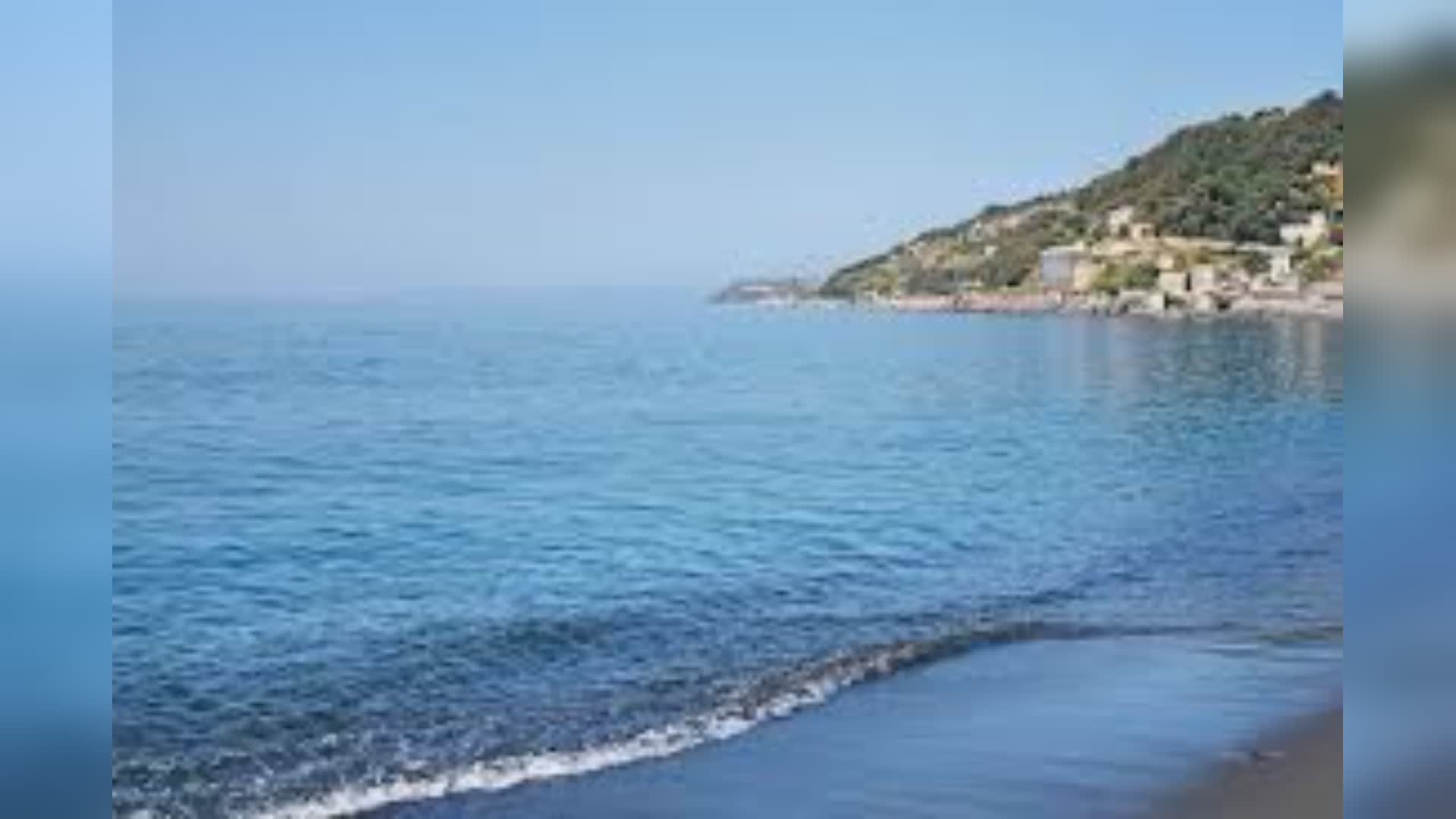 Genova, migrante ospite della tendopoli a Voltri si tuffa in mare e muore: ha avuto un malore in acqua