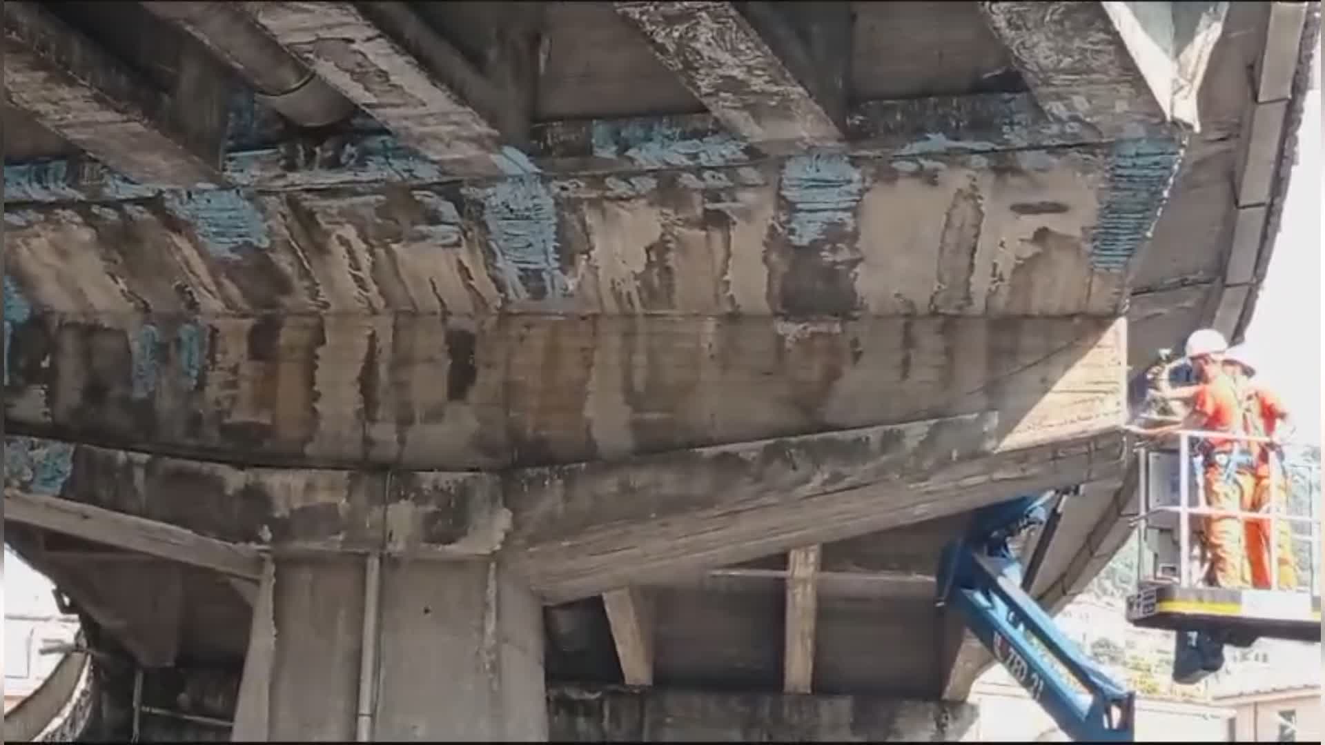 Genova, tecnici e operai di Aster al lavoro sotto il cavalcavia di Nervi