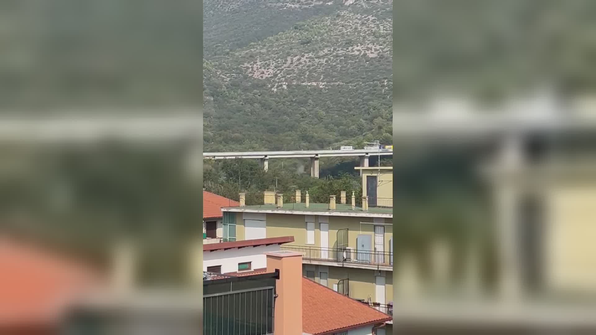 Autostrade, cadono calcinacci dal viadotto della A10 a Ceriale. Autofiori:"Nessun allarmismo, sono demolizioni controllate in un cantiere" (VIDEO)