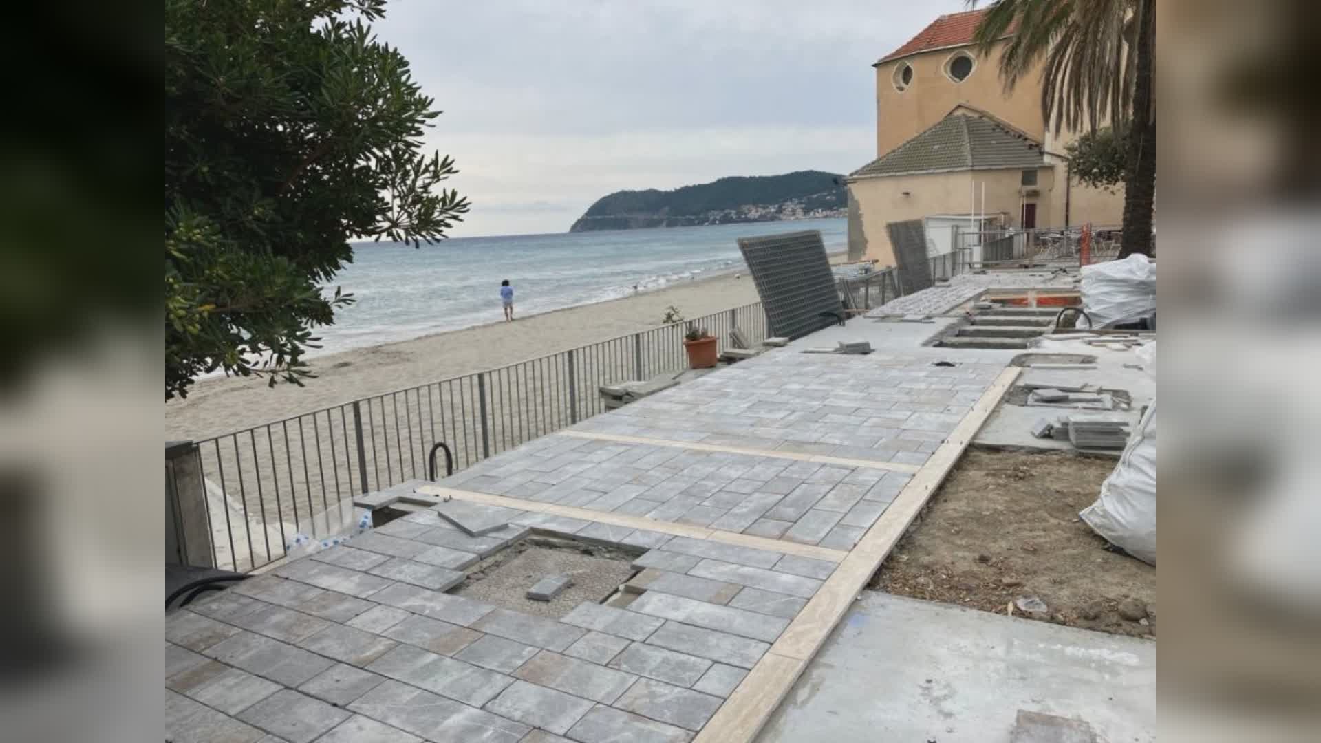 Alassio, procedono i lavori di riqualificazione in Piazza Airaldi e Durante: iniziata la posa del nuovo pavimento
