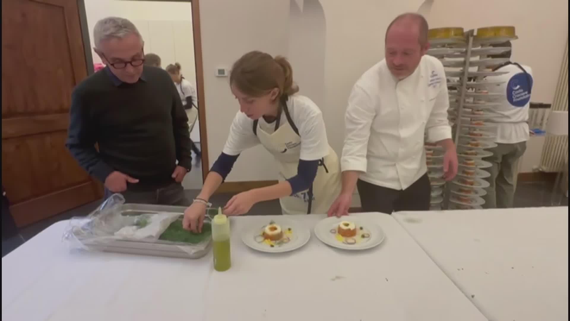 Genova, i 75 anni della Costa Crociere iniziano con la Sant'Egidio: 150 persone a pranzo con gli chef Bruno Barbieri e Antonio Brizzi