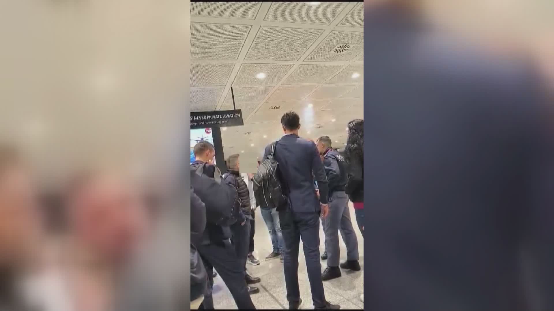 Sampdoria, Pirlo contestato da un tifoso in aeroporto: "Nella Juve la formazione te la faceva Ronaldo..."