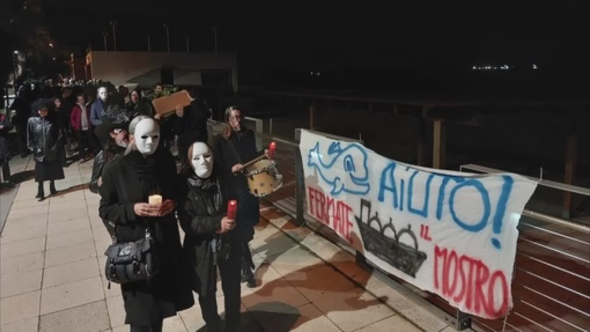 Rigassificatore, a Savona la protesta di Halloween: maschere di Toti, striscioni e la "bara" della democrazia
