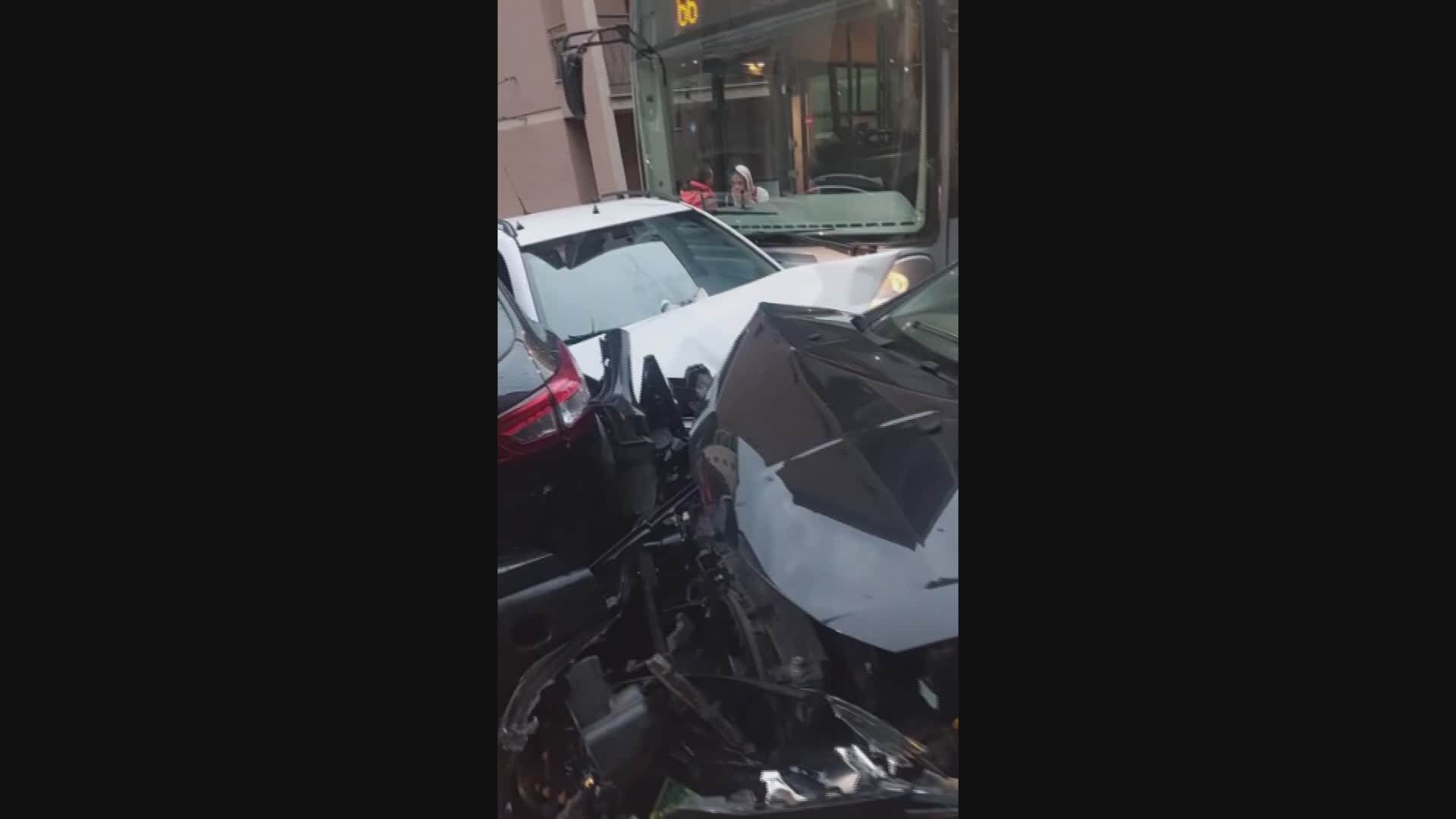 Genova, autobus contro auto in corso Martinetti a Sampierdarena