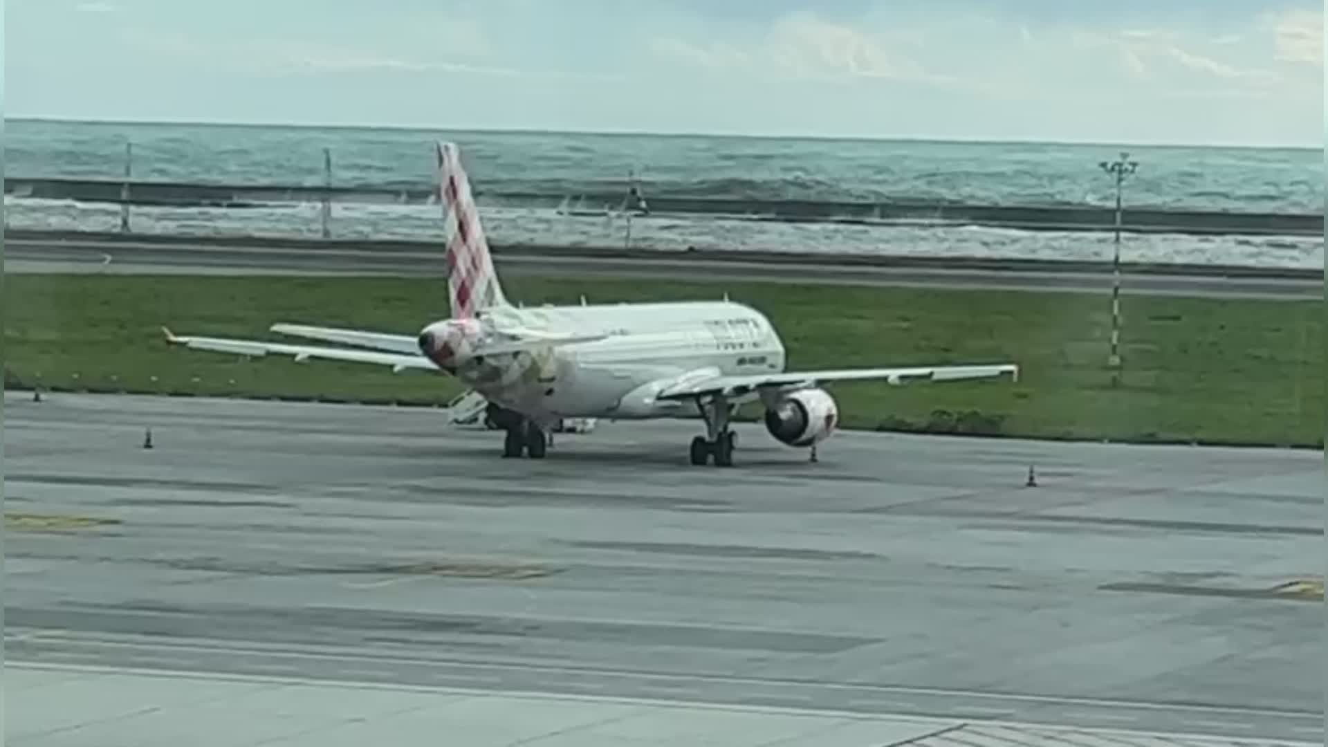 Genova, disavventura sul Volotea per Parigi: aereo guasto, partenza con quasi 8 ore di ritardo