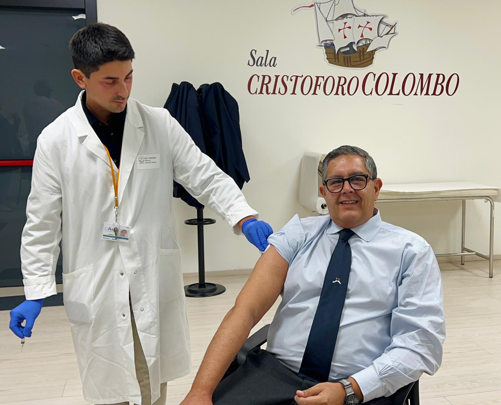 Influenza, vaccinazione anche per Toti e Gratarola: "Gesto fondamentale per evitare complicazioni"