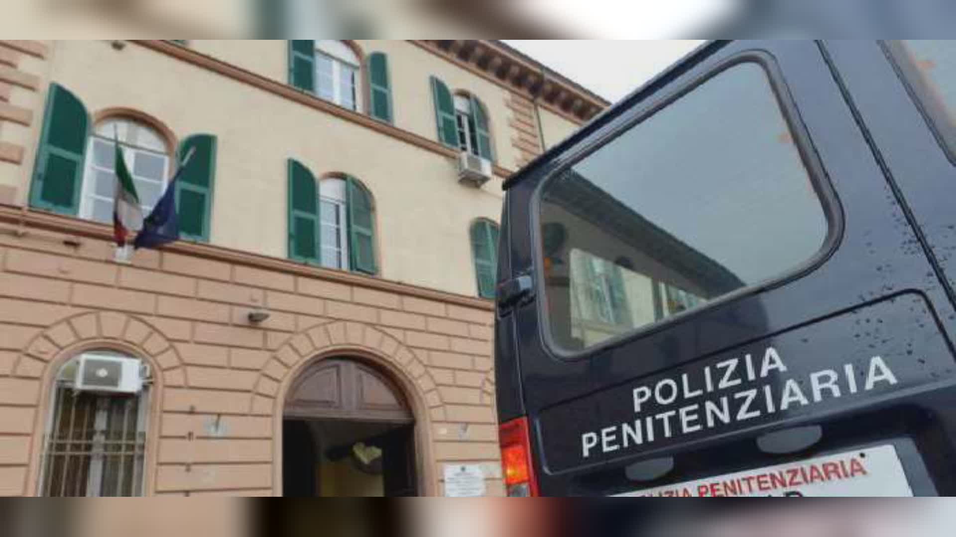 Genova, cercano di lanciare un pacchetto di droga nel carcere di Marassi, ma sbagliano mira e finisce in corso De Stefanis