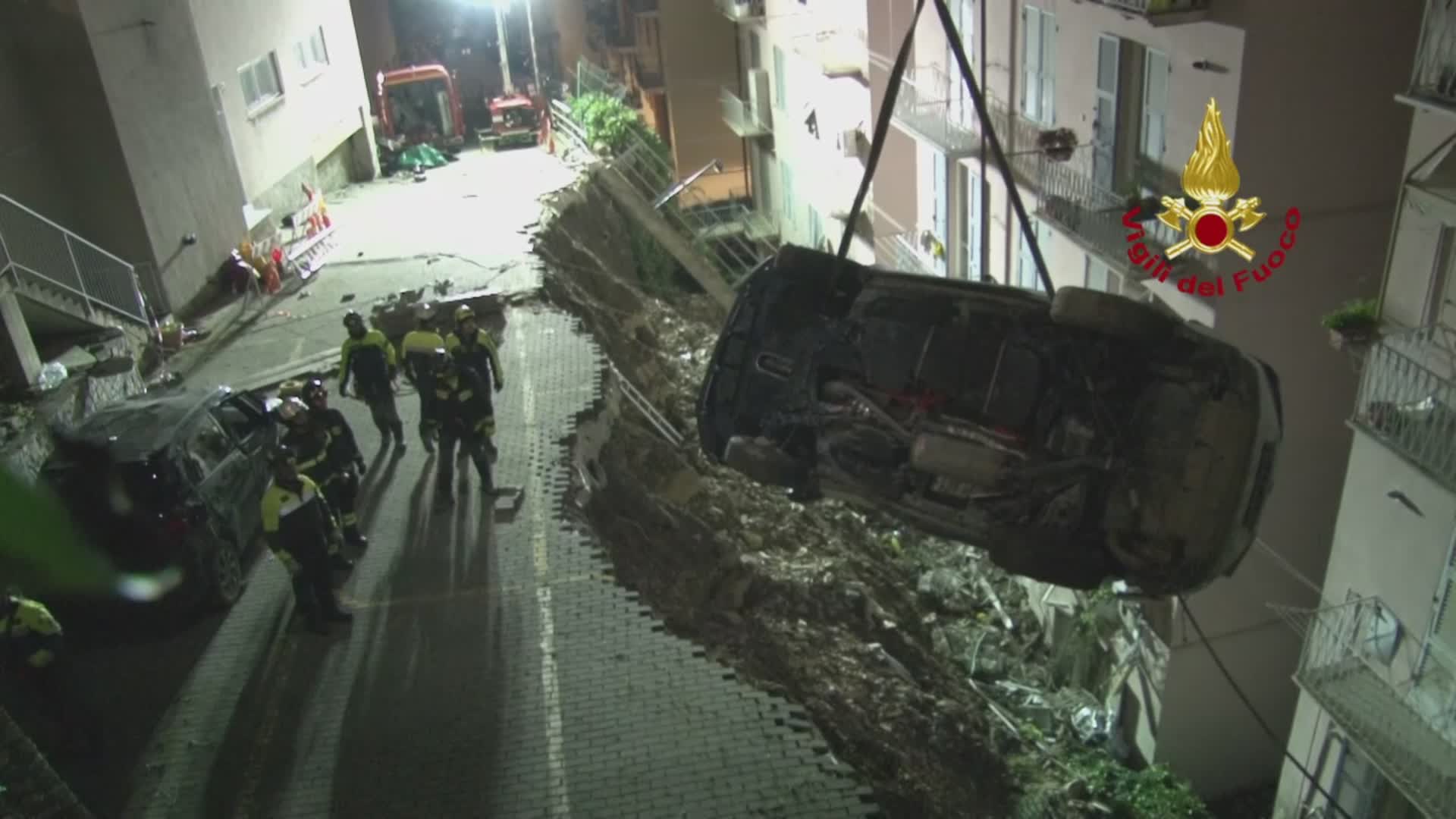 Genova, frana Castelletto: recuperate le due auto dalla voragine