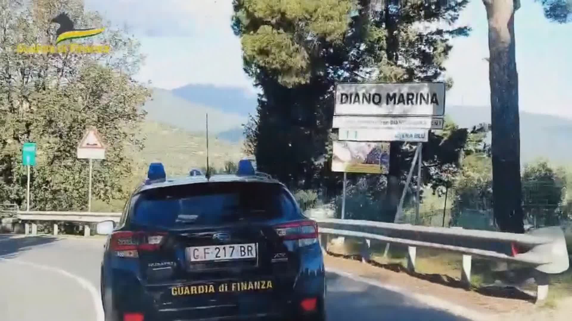 Imperia, blitz antimafia: la droga in pullman dalla Calabria, l'uso di telefonini criptati e di assaggiatori "di fiducia"