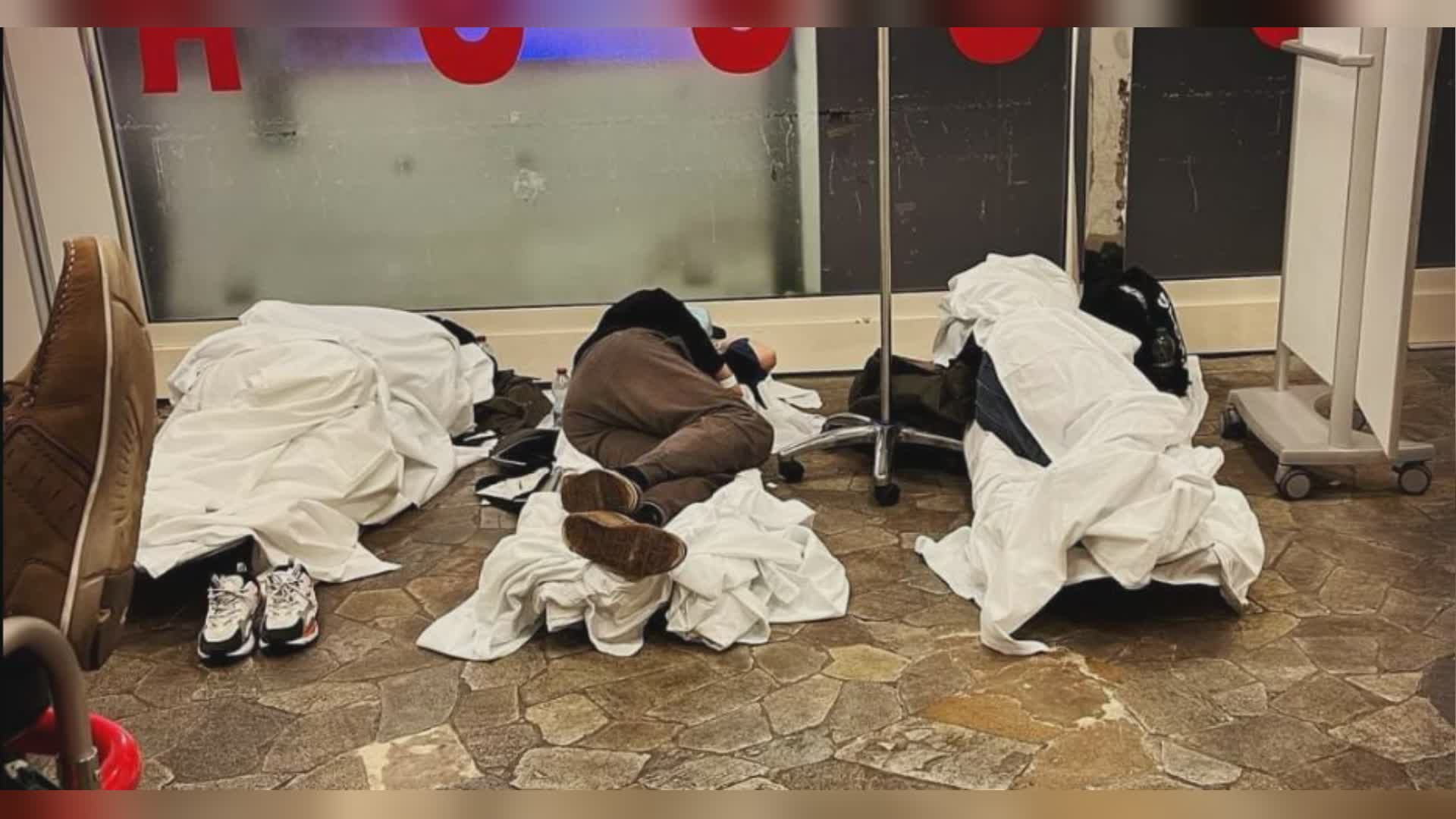 Genova: "Pazienti in terra al Galliera", denuncia Linea Condivisa. L'ospedale: "Nella notte un picco di ambulanze"