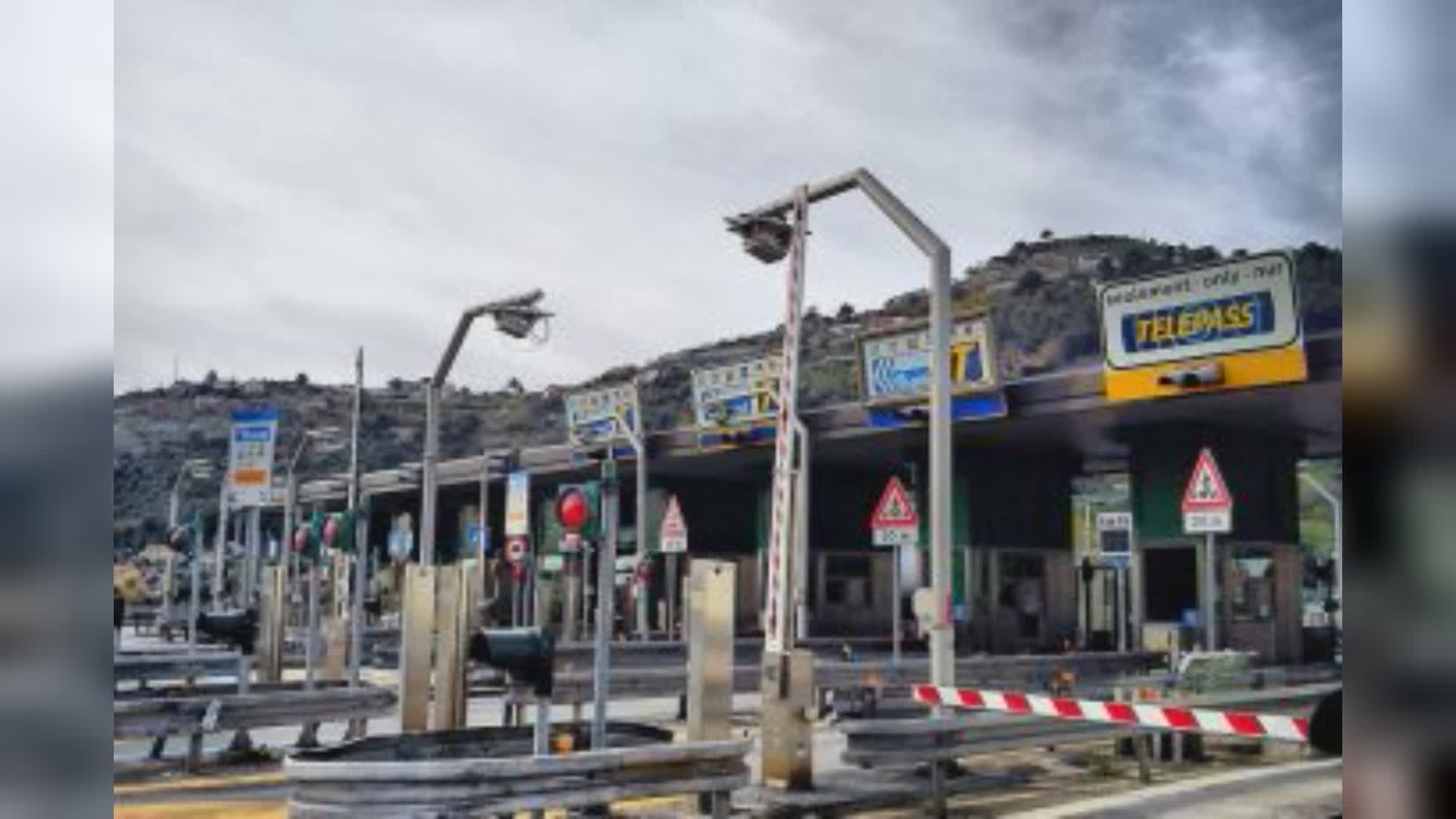 Genova: auto sotto furgone nei pressi del casello autostradale di Staglieno, nessun ferito ma traffico nel caos