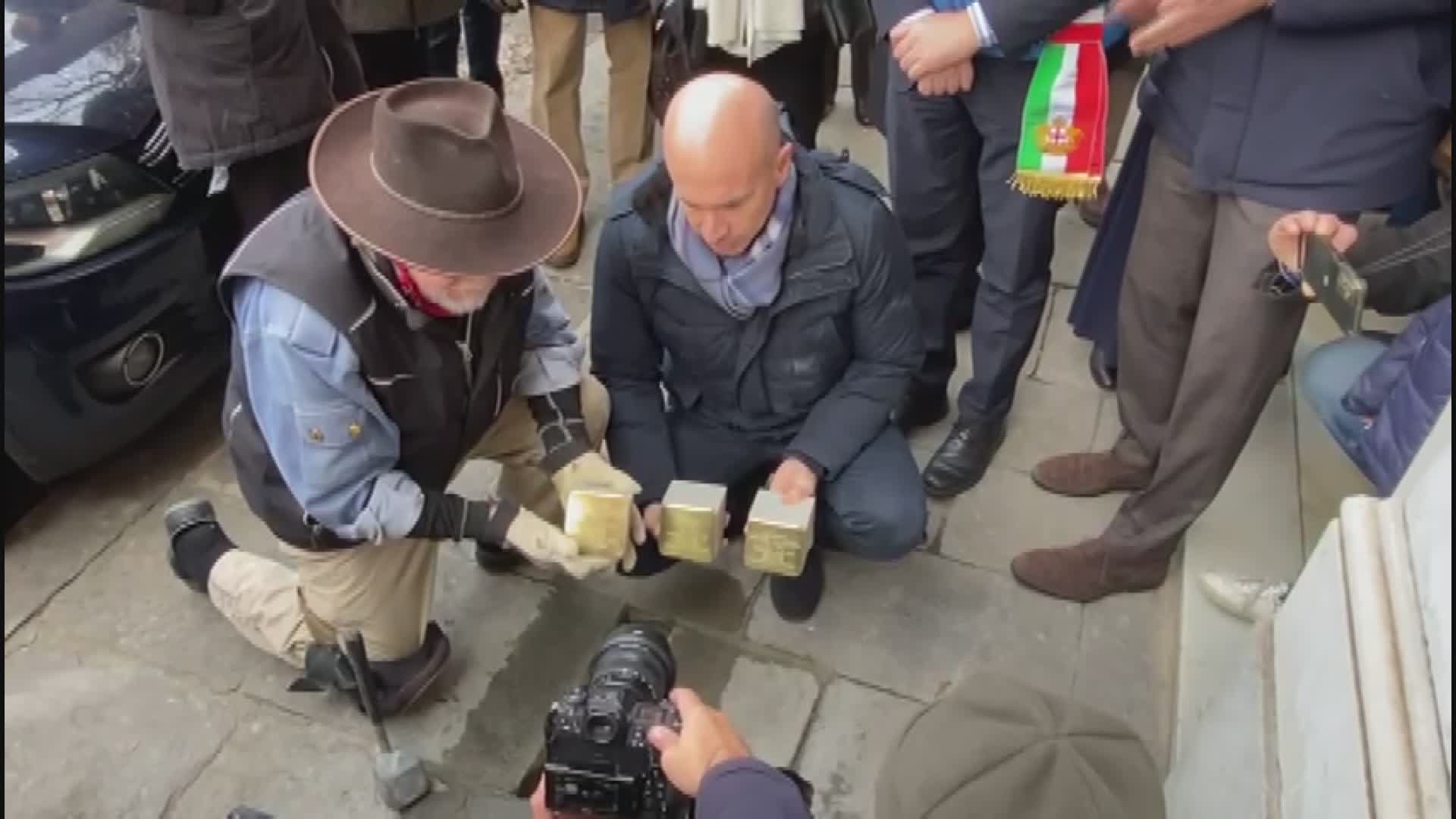 Genova, ecco le 13 nuove pietre d'inciampo per ricordare i deportati ebrei: sono opera dell'artista Gunter Demnig