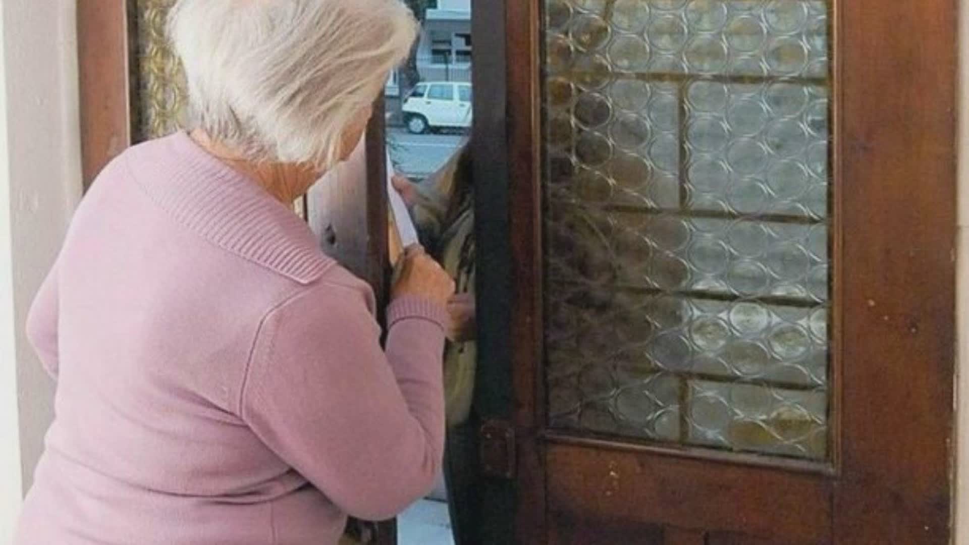 La Spezia: consegna biscotti al posto dei gioielli, 90enne sventa la truffa del "figlio nei guai"