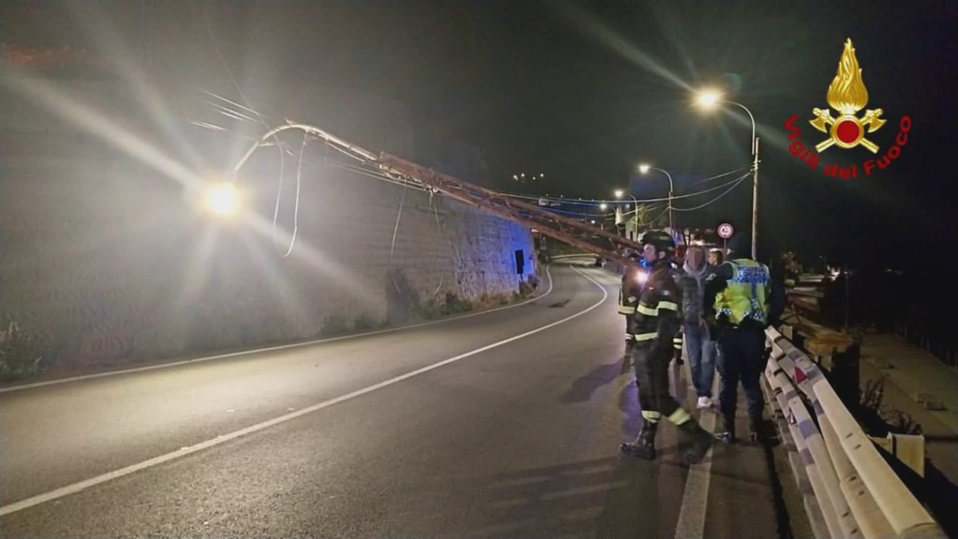 Sanremo, cade un traliccio sull'Aurelia: è il secondo caso in tre settimane