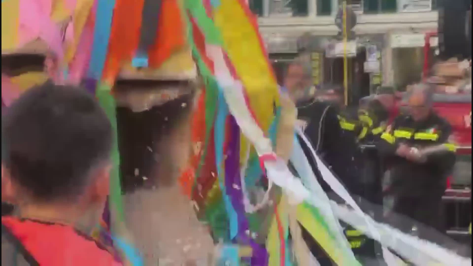 Genova, piazza Matteotti colma di persone per la Festa di Carnevale: tanta musica, animazione e la pentolaccia