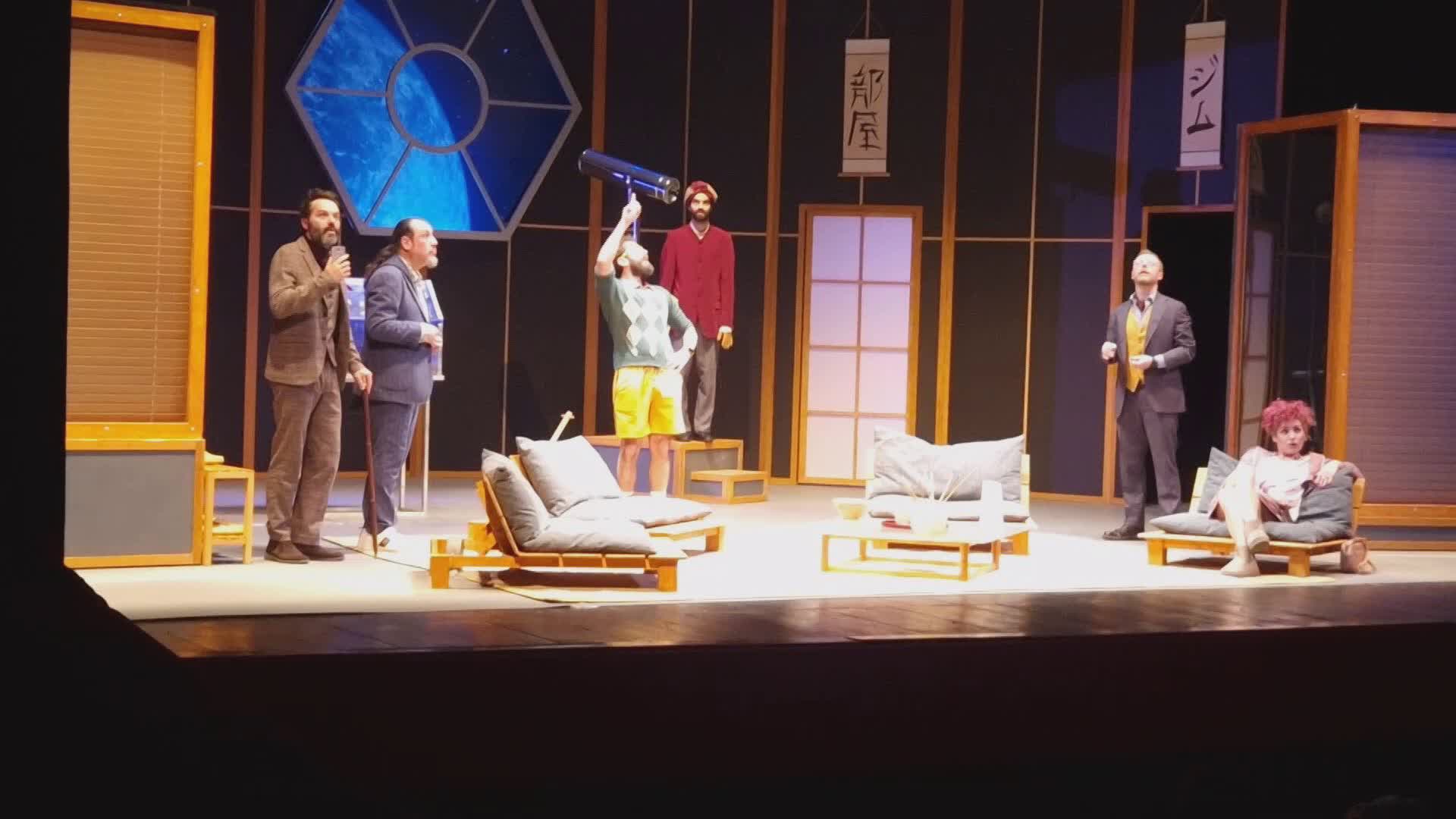 Genova, al Teatro Modena in scena "Salveremo il mondo prima dell'alba": ambientazione futuristica, comicità e spunti di riflessione sul mondo attuale