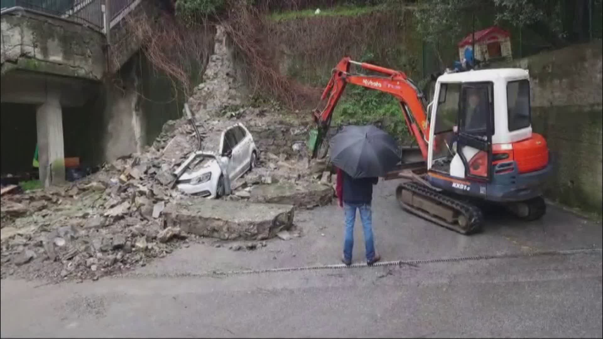 Genova, crollo della scala esterna della scuola Contubernio D'Albertis. Il direttore dell'istituto: "Situazione ormai risolta"