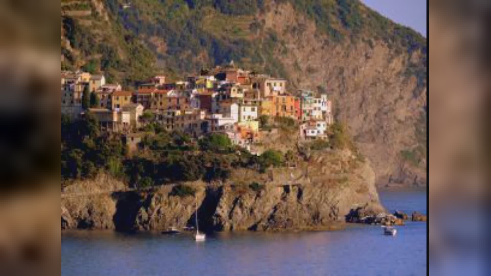 Cinque Terre: Corniglia isolata da una frana, mezzo Vigili del Fuoco entra in paese