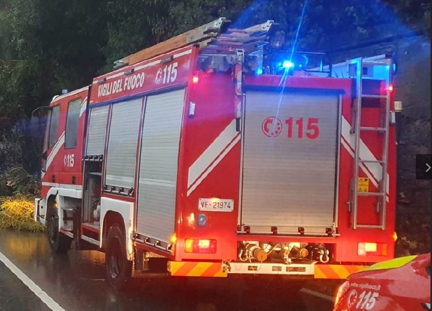 Chiavari: albero cade su cancello centro Acquarone, paura ma nessun ferito