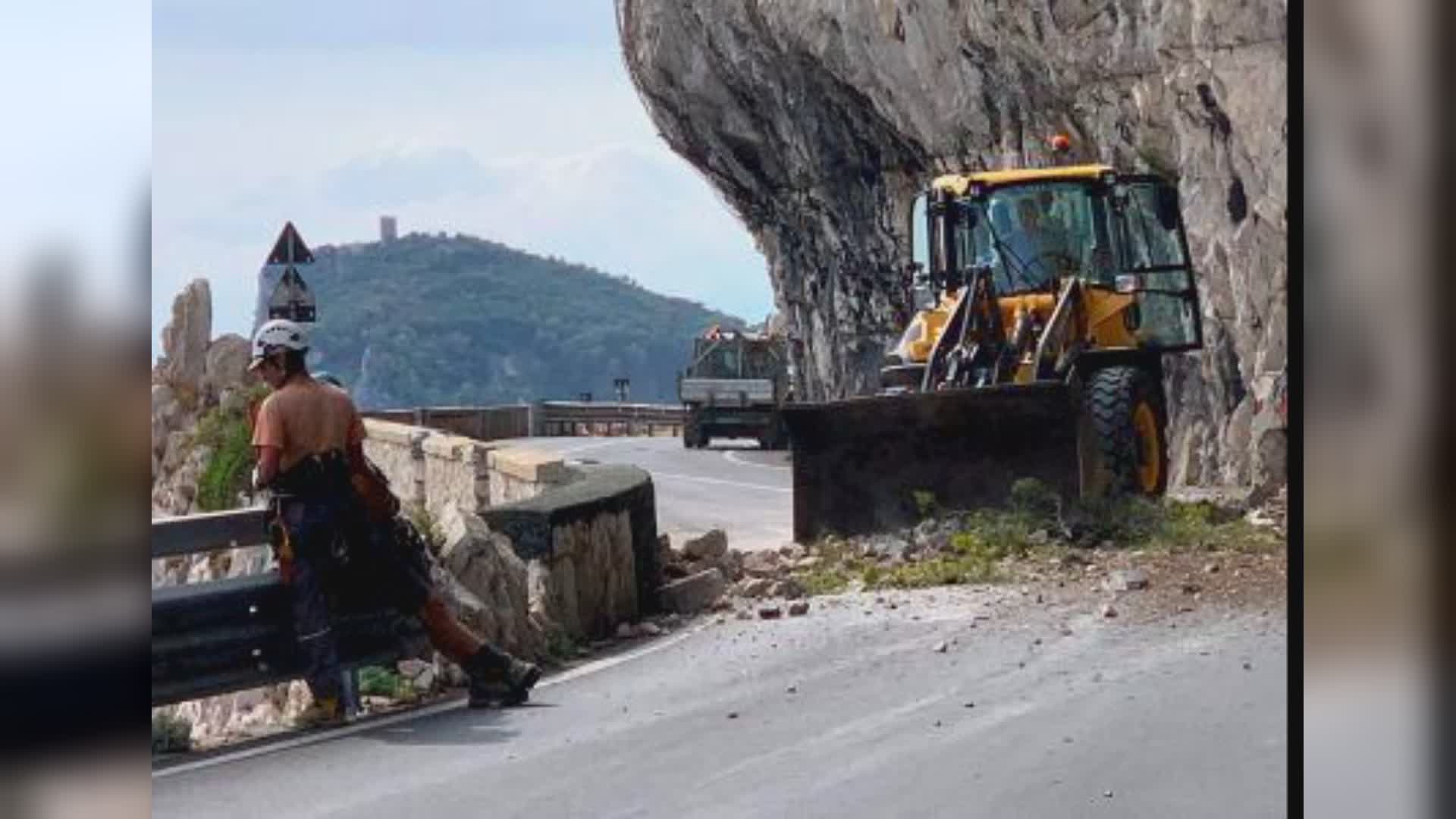 Finale Ligure: rocciatori ed elicottero per ripristinare viabilità sull'Aurelia in zona Varigotti