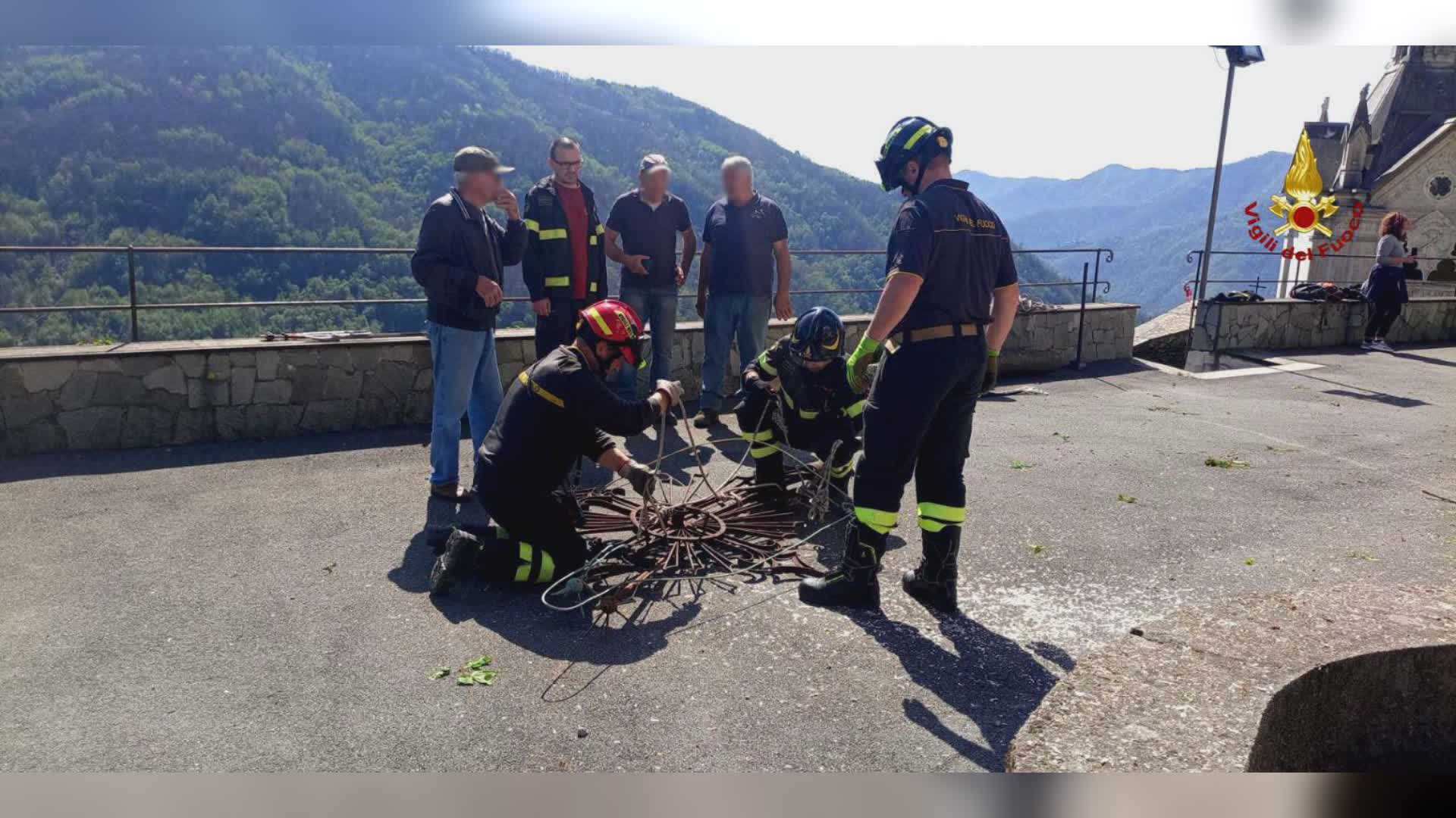 Lorsica, recuperata la croce del campanile di Varzi divelta dal maltempo