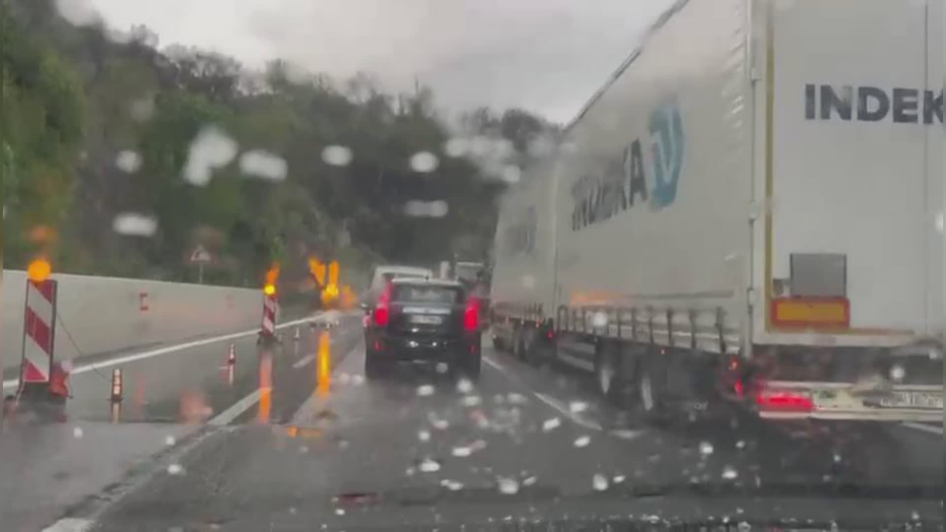 Liguria, maltempo: grandine sulla A10 tra Celle e Albisola, code per cantieri