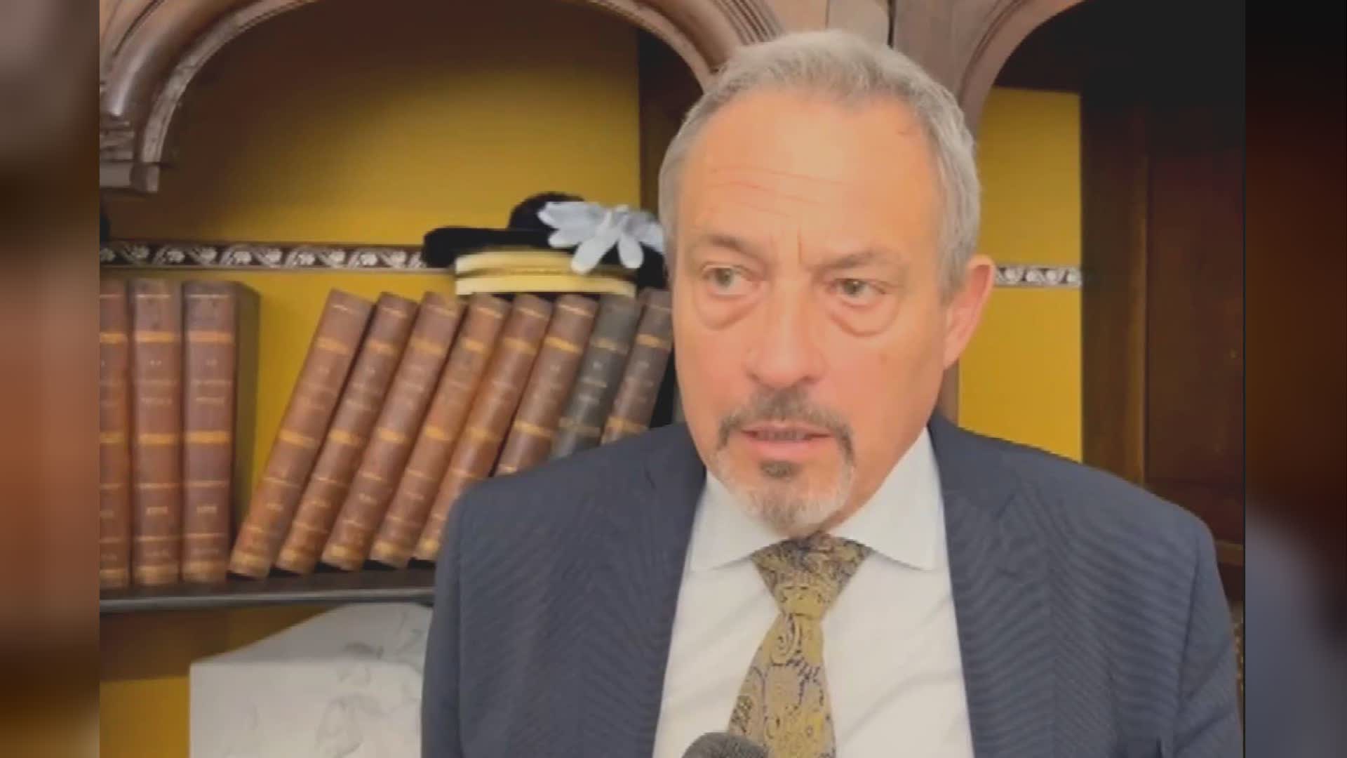 Toti ai domiciliari, oggi l'interrogatorio. L'avvocato: "Poco tempo e tante carte, non anticipiamo la nostra decisione"