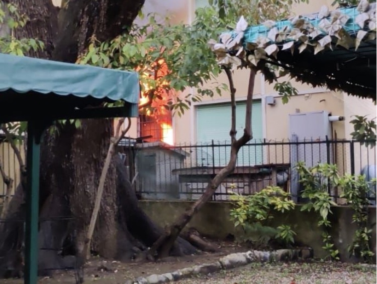 Genova: incendio nel centro di Nervi, fiamme e fumo in via Oberdan (IL VIDEO)