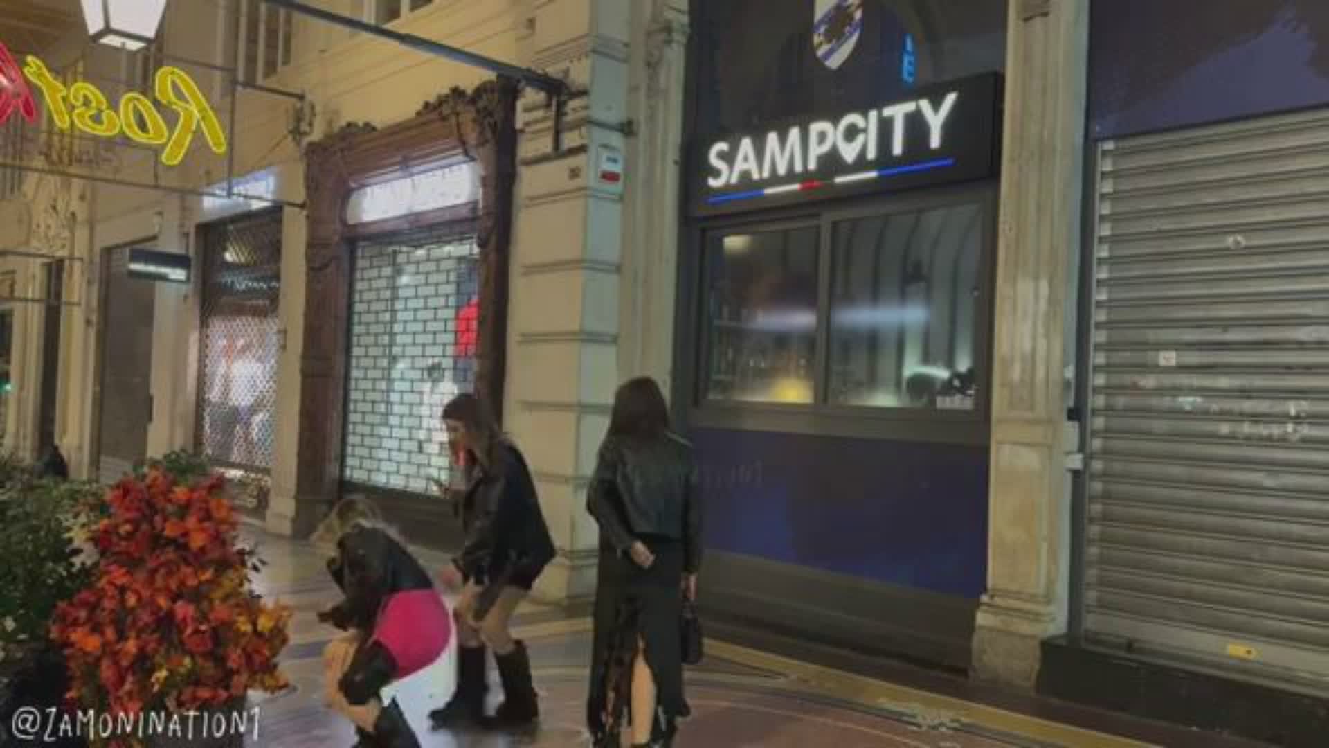 Genova: l'uomo cespuglio spaventa i passanti in via XX Settembre e qualcuno chiama la polizia, ma scherzare non è illegale