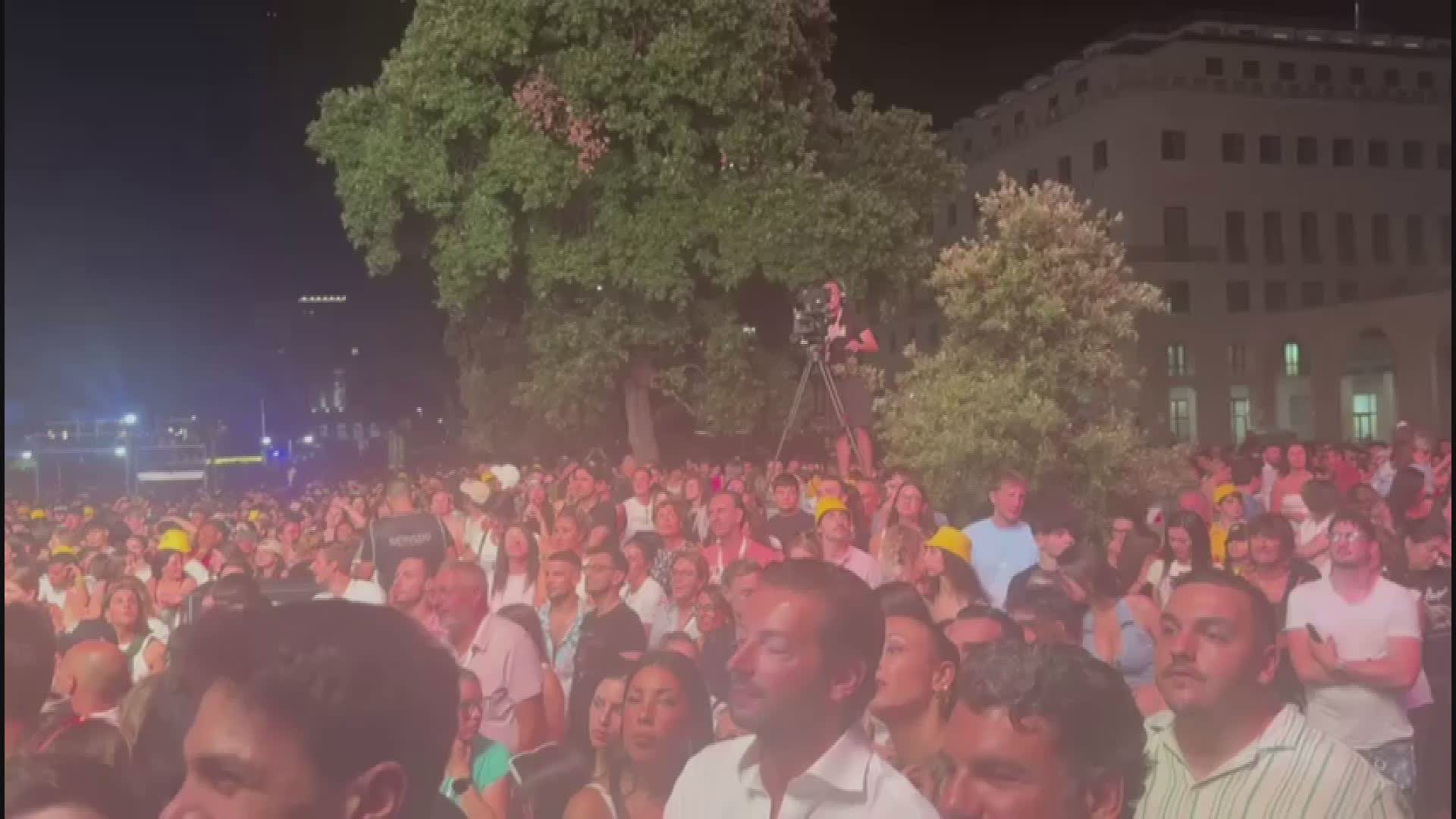 Genova, in piazza della Vittoria oltre 40 mila persone per il 105 Summer Festival: sul palco da Malgioglio a Irama