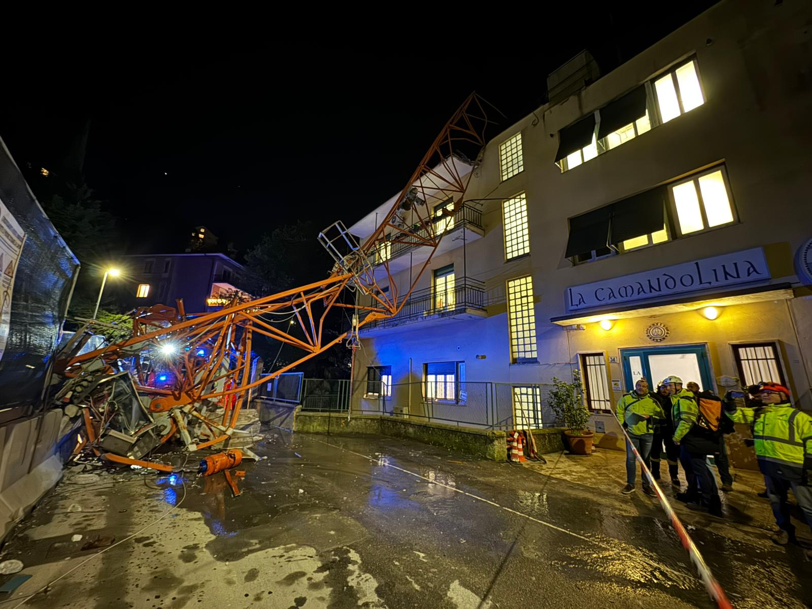 Genova, gru precipita su Rsa in via Chiodo: 93 anziani evacuati
