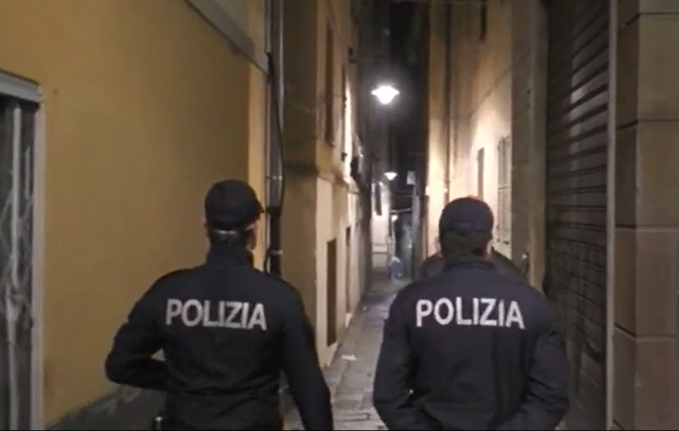 Genova, viola il divieto di avvicinamento e aggredisce gli agenti: arrestato un 57enne