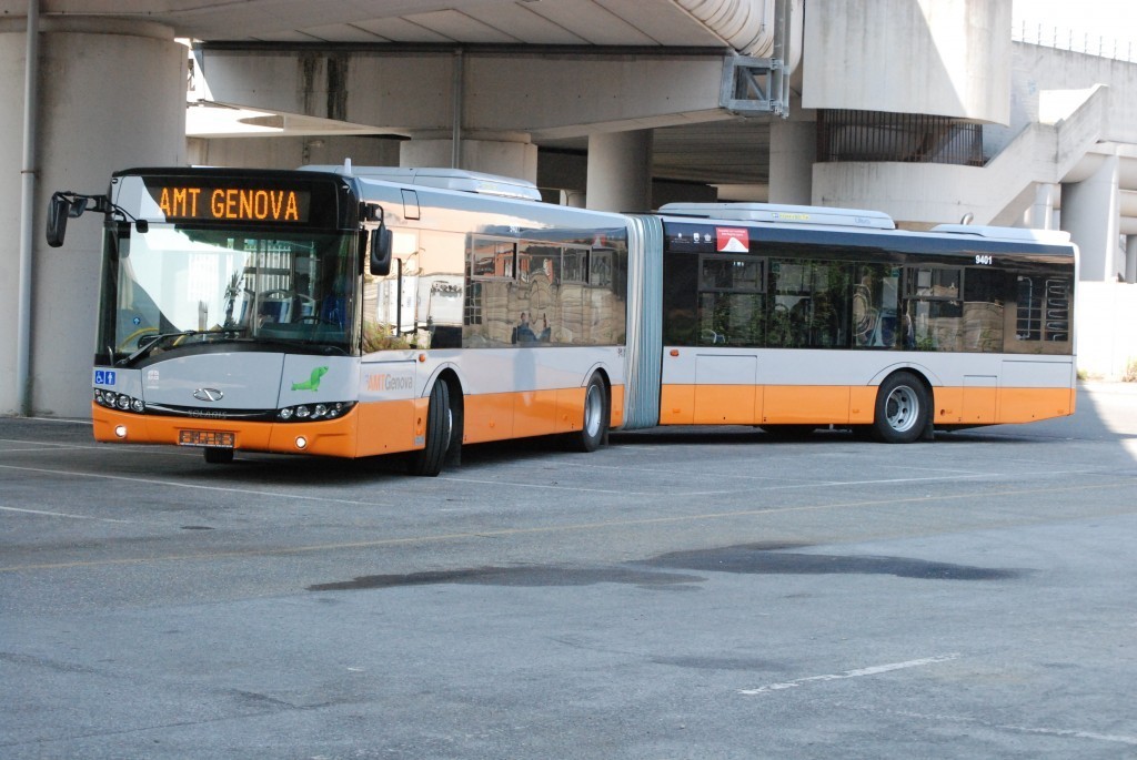 Genova, 25enne blocca un autobus e aggredisce il conducente