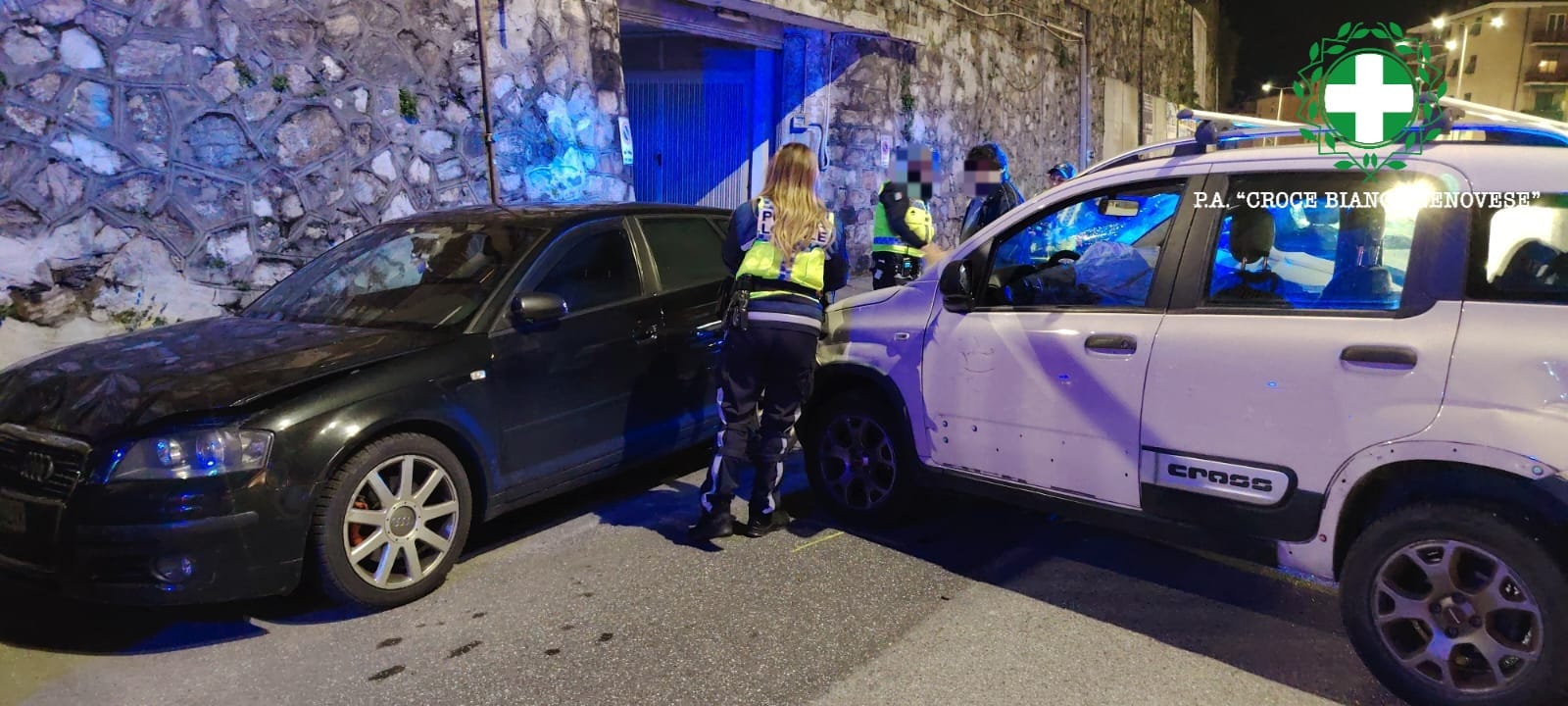 Schianto in corso Europa, auto fuori controllo danneggia vetture in sosta: ferita una donna di 85 anni
