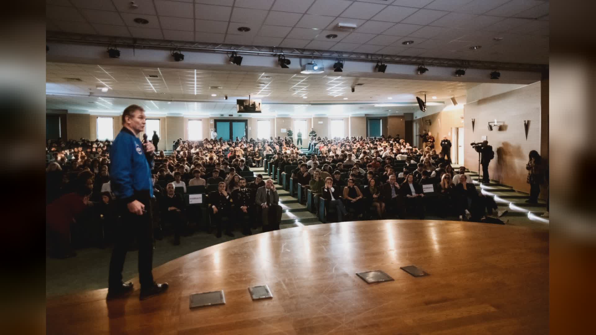 Orientamenti Dreamers, 900 studenti incontrano l'astronauta Paolo Nespoli a Imperia