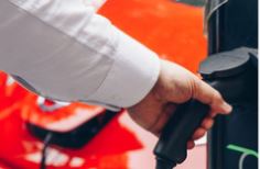 Oltre 16.000 nuove colonnine di ricarica per veicoli elettrici nelle Midlands grazie a un investimento da 40 milioni